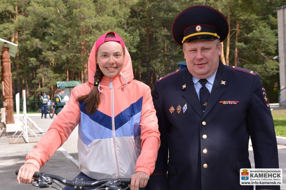 Велогонщицу Марию Миляеву поздравил начальник ГИБДД