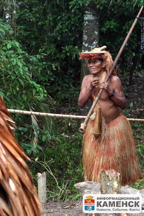 Племя индейцев в Перу захватило вертолет с чиновниками